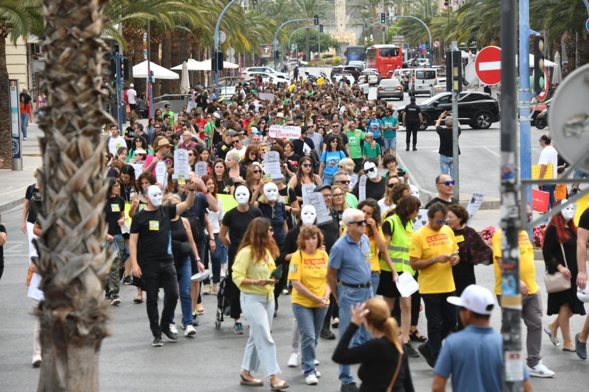 Centenares de profesores interinos denuncian que Educación les adeuda nóminas desde septiembre